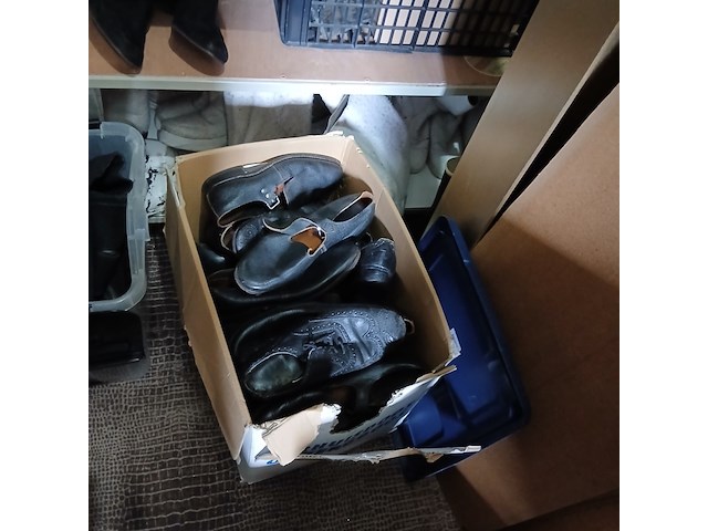 Laarzen, klompen, schoenen - afbeelding 1 van  15