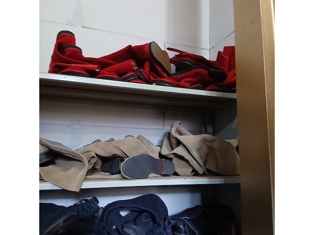 Laarzen, klompen, schoenen - afbeelding 8 van  15
