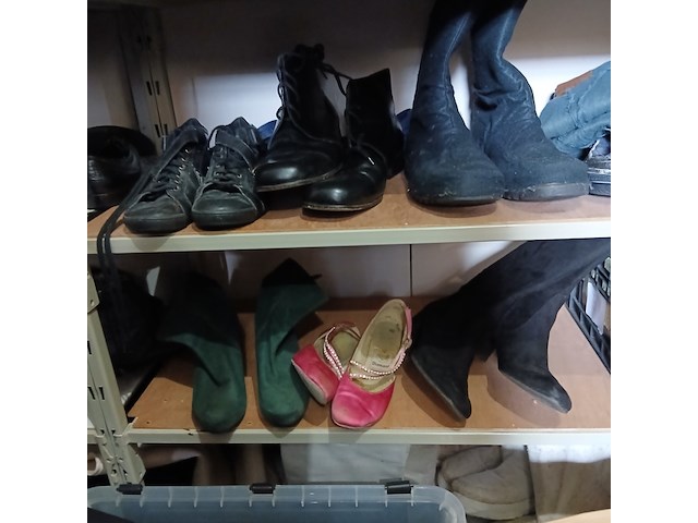 Laarzen, klompen, schoenen - afbeelding 10 van  15