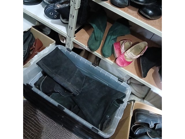 Laarzen, klompen, schoenen - afbeelding 11 van  15