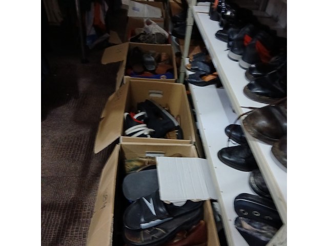 Laarzen, klompen, schoenen - afbeelding 12 van  15