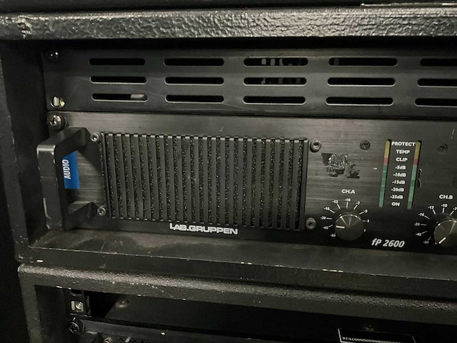 Lab gruppen fp 2600 2x 840w eindversterker (7x) - afbeelding 3 van  5