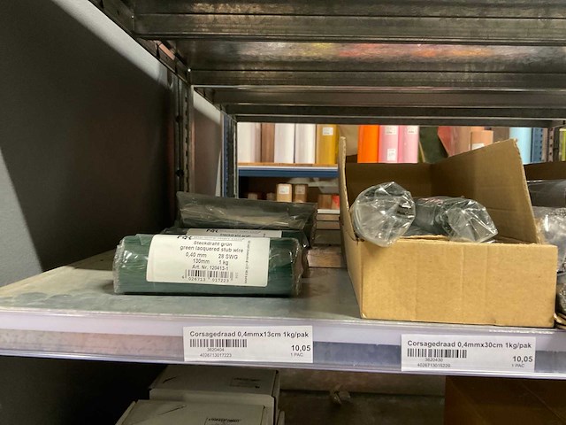 Labels, draad, spelden - afbeelding 8 van  30