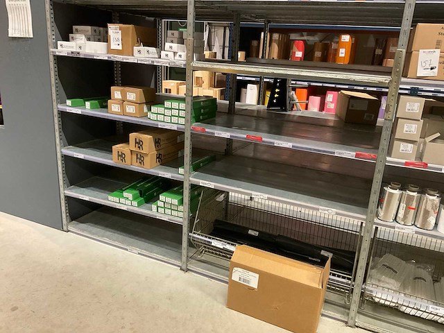 Labels, draad, spelden - afbeelding 1 van  30