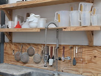 Laboratorium- en testproducten aan achterwand en op schap w.o. zeven, maatbekers, trechters, spanen, mengbe... - afbeelding 1 van  8