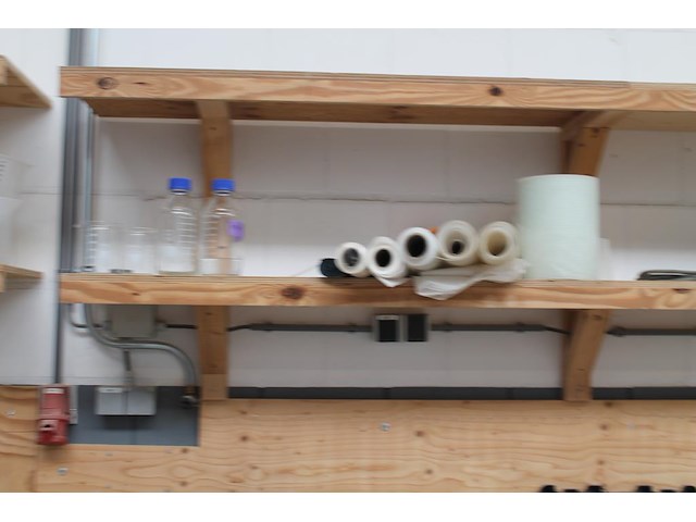 Laboratorium- en testproducten aan achterwand en op schap w.o. zeven, maatbekers, trechters, spanen, mengbe... - afbeelding 2 van  8