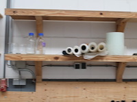 Laboratorium- en testproducten aan achterwand en op schap w.o. zeven, maatbekers, trechters, spanen, mengbe... - afbeelding 2 van  8