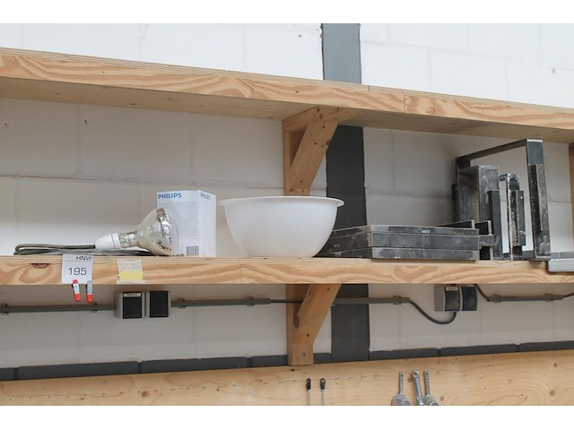 Laboratorium- en testproducten aan achterwand en op schap w.o. zeven, maatbekers, trechters, spanen, mengbe... - afbeelding 3 van  8