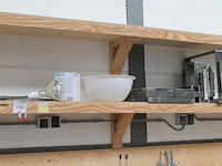 Laboratorium- en testproducten aan achterwand en op schap w.o. zeven, maatbekers, trechters, spanen, mengbe... - afbeelding 3 van  8