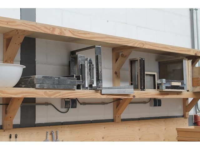 Laboratorium- en testproducten aan achterwand en op schap w.o. zeven, maatbekers, trechters, spanen, mengbe... - afbeelding 4 van  8