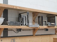 Laboratorium- en testproducten aan achterwand en op schap w.o. zeven, maatbekers, trechters, spanen, mengbe... - afbeelding 4 van  8