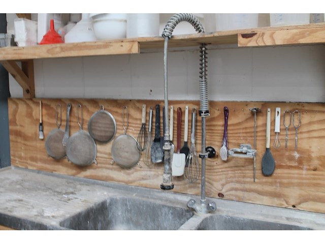 Laboratorium- en testproducten aan achterwand en op schap w.o. zeven, maatbekers, trechters, spanen, mengbe... - afbeelding 6 van  8