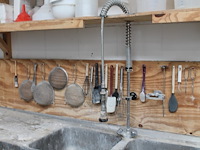 Laboratorium- en testproducten aan achterwand en op schap w.o. zeven, maatbekers, trechters, spanen, mengbe... - afbeelding 6 van  8