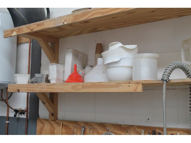 Laboratorium- en testproducten aan achterwand en op schap w.o. zeven, maatbekers, trechters, spanen, mengbe... - afbeelding 7 van  8