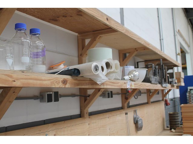 Laboratorium- en testproducten aan achterwand en op schap w.o. zeven, maatbekers, trechters, spanen, mengbe... - afbeelding 8 van  8