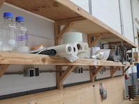 Laboratorium- en testproducten aan achterwand en op schap w.o. zeven, maatbekers, trechters, spanen, mengbe... - afbeelding 8 van  8