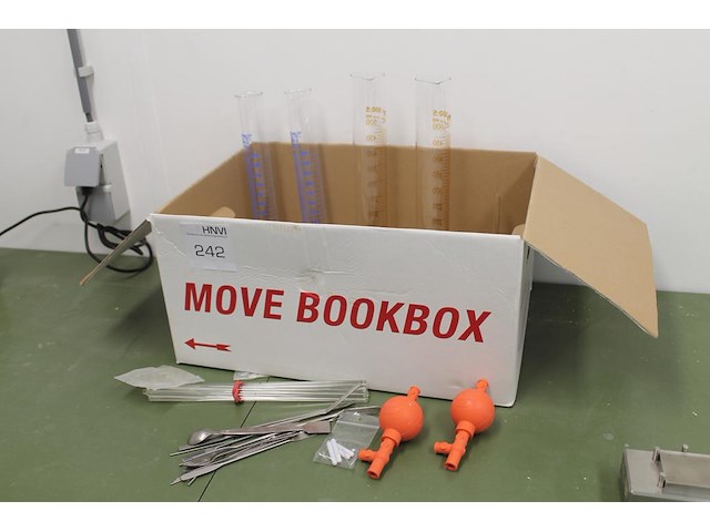 Laboratorium gereedschappen en glaswerk w.o. pipetten, roerstaven, maatbekers, lepels, magneten en petrisch... - afbeelding 1 van  3