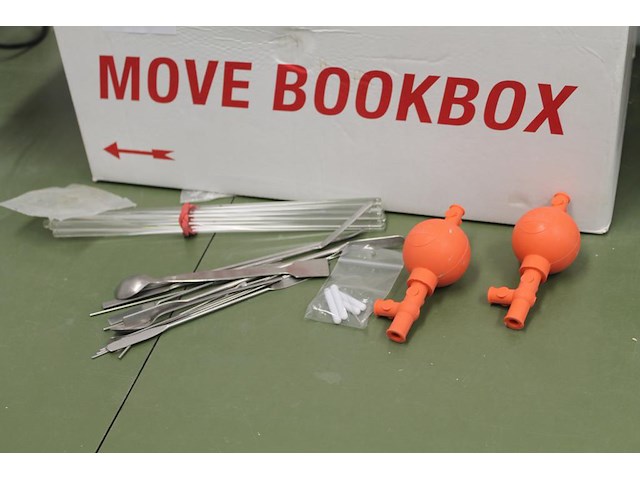 Laboratorium gereedschappen en glaswerk w.o. pipetten, roerstaven, maatbekers, lepels, magneten en petrisch... - afbeelding 2 van  3