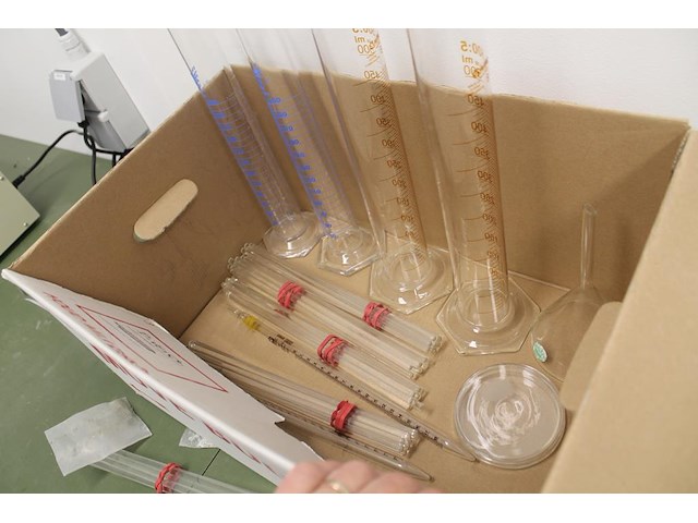 Laboratorium gereedschappen en glaswerk w.o. pipetten, roerstaven, maatbekers, lepels, magneten en petrisch... - afbeelding 3 van  3