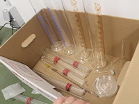 Laboratorium gereedschappen en glaswerk w.o. pipetten, roerstaven, maatbekers, lepels, magneten en petrisch... - afbeelding 3 van  3