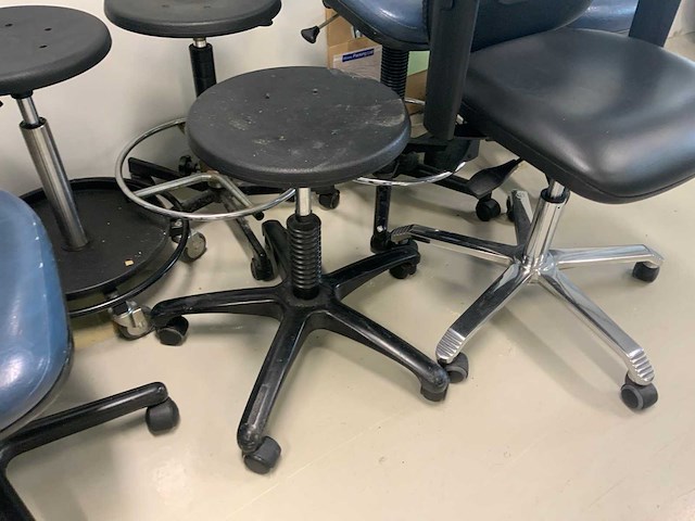 Laboratorium stoel en krukken (10x) - afbeelding 2 van  3