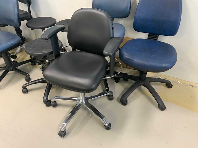 Laboratorium stoel en krukken (10x) - afbeelding 3 van  3