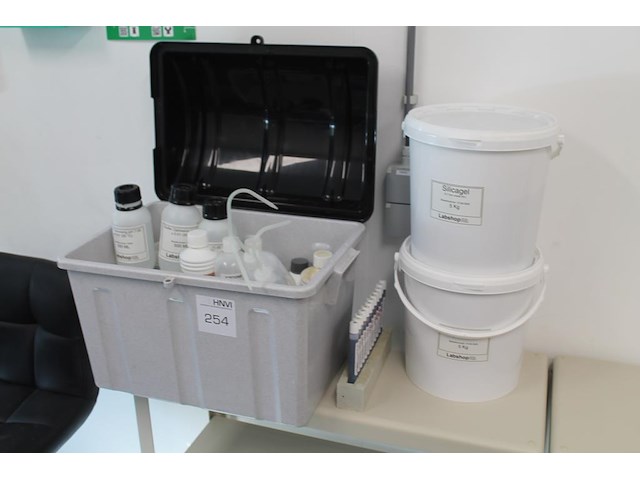 Laboratorium vloeistoffen en benodigdheden. - afbeelding 1 van  3