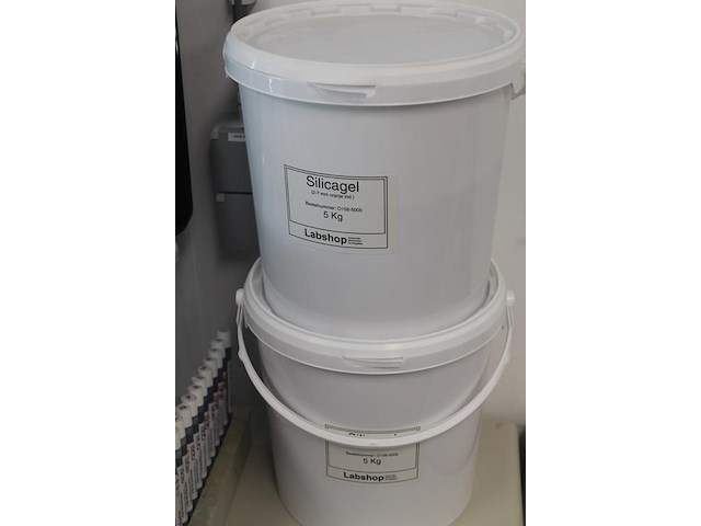 Laboratorium vloeistoffen en benodigdheden. - afbeelding 2 van  3