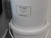 Laboratorium vloeistoffen en benodigdheden. - afbeelding 2 van  3