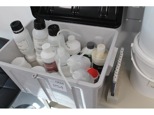 Laboratorium vloeistoffen en benodigdheden. - afbeelding 3 van  3