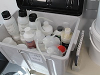 Laboratorium vloeistoffen en benodigdheden. - afbeelding 3 van  3