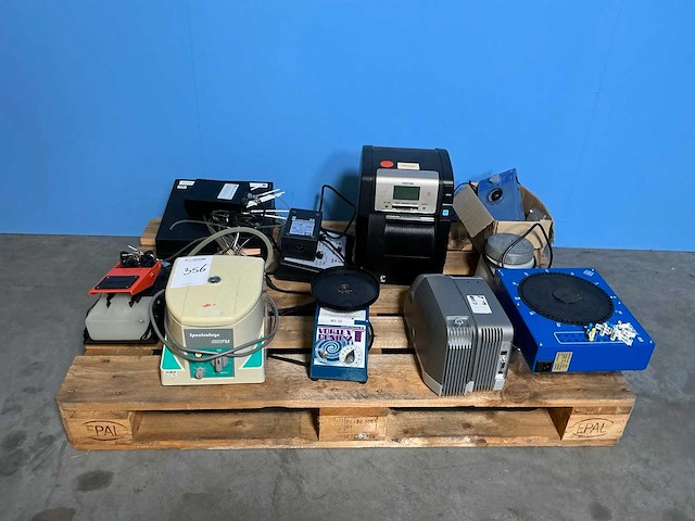 Laboratoriumapparatuur (9x) - afbeelding 1 van  10