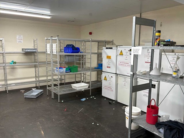 Laboratoriumapparatuur en legbordstellingen - afbeelding 1 van  12