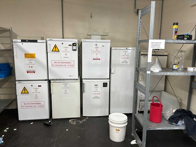 Laboratoriumapparatuur en legbordstellingen - afbeelding 4 van  12