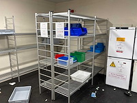 Laboratoriumapparatuur en legbordstellingen - afbeelding 5 van  12