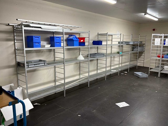 Laboratoriumapparatuur en legbordstellingen - afbeelding 7 van  12