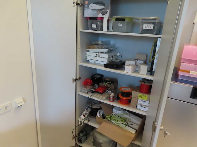 Laboratoriumapparatuur en toebehoren, inhoud kast - afbeelding 1 van  7