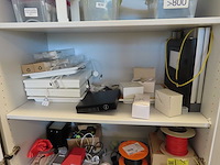Laboratoriumapparatuur en toebehoren, inhoud kast - afbeelding 3 van  7