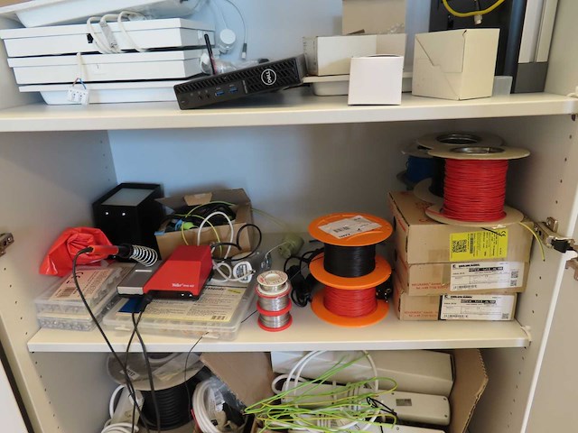 Laboratoriumapparatuur en toebehoren, inhoud kast - afbeelding 4 van  7