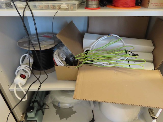 Laboratoriumapparatuur en toebehoren, inhoud kast - afbeelding 5 van  7