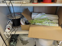Laboratoriumapparatuur en toebehoren, inhoud kast - afbeelding 5 van  7
