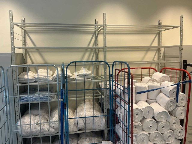 Laboratoriumkleding, handdoekrollen en planken - afbeelding 2 van  6