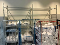Laboratoriumkleding, handdoekrollen en planken - afbeelding 2 van  6