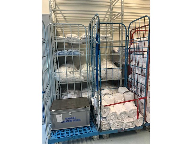 Laboratoriumkleding, handdoekrollen en planken - afbeelding 3 van  6