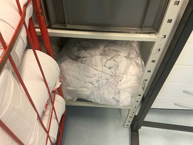 Laboratoriumkleding, handdoekrollen en planken - afbeelding 5 van  6