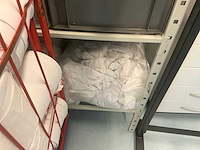 Laboratoriumkleding, handdoekrollen en planken - afbeelding 5 van  6