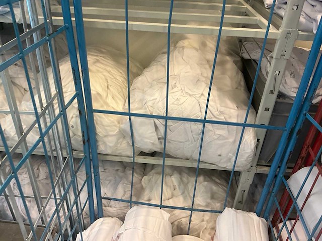 Laboratoriumkleding, handdoekrollen en planken - afbeelding 6 van  6