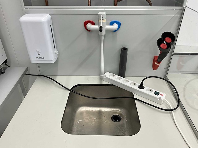 Laboratoriummeubilair - afbeelding 6 van  6