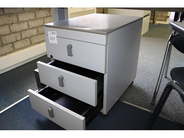 Ladekast met drie laden. afmeting 42 x 57 x 57 cm. - afbeelding 1 van  2