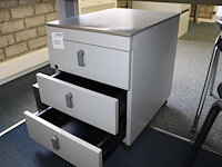 Ladekast met drie laden. afmeting 42 x 57 x 57 cm.